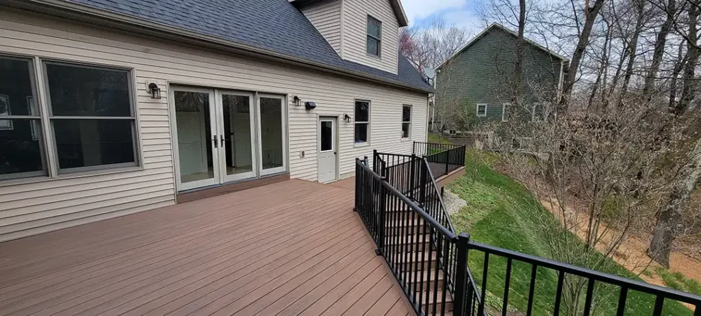 Photo a multi-level deck made of composite materials that look like wood.